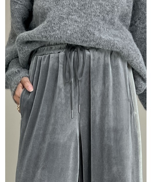 Re:EDIT（リエディ）の「[低身長/高身長サイズ有]ベロアドロストストレートトラックパンツ（その他パンツ・レディース・モカ/シルバー/ブラック/ブラック系その他/チャコールグレー・SHORT/LARGE/MEDIUM/TALL）」の17枚目の写真