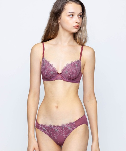 AMPHI（アンフィ）の「【まる胸メイク】ブラ&ショーツセット エンブロイダリーレース（ブラ&ショーツ・レディース・ラベンダー/ライトブルーグレー/イエロー/ブルー/ライトブラウン/ホワイト/ライトグリーン/ベビーピンク/チェリーピンク/ベージュ/レッド/ピンク系その他/グレー系その他/バイオレット/ピンク・B65/B70/E65/E70/E75/B75/C65/C70/C75/D70/D75/D65）」の14枚目の写真