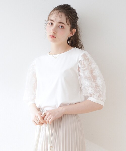 couture brooch（クチュールブローチ）の「◆【接触冷感/UVケア/マシンウォッシャブル】袖レースデザイントップス（Tシャツ/カットソー・レディース・ライトグレー/オフホワイト/ブラック・42/40/38/36）」の7枚目の写真