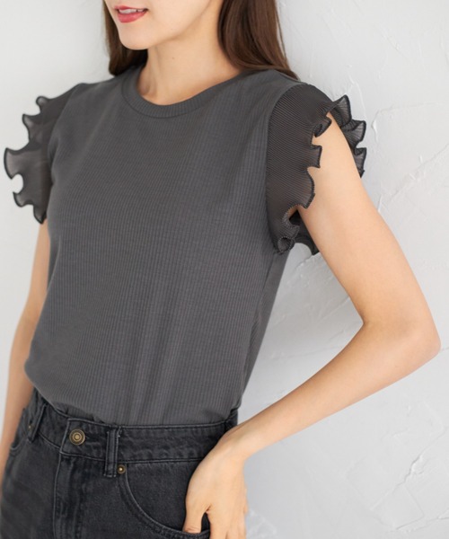 tocco closet(トッコ クローゼット)の「【ZOZO限定】シフォンフリルスリーブトップス(シャツ/ブラウス・レディース・ブラック/オフホワイト/チャコールグレー・M)」の2枚目の写真