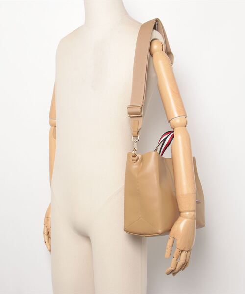 TOMMY HILFIGER(トミーヒルフィガー)の「ミディアムショッパートートバッグ(トートバッグ・レディース・ベージュ/レッド/ブラック・FREE)」の17枚目の写真