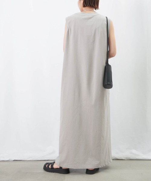 LUCA/LADY LUCK LUCA（ルカ/レディラックルカ）の「LC/LLL スリットノースリーブカットワンピース / ノースリカットマキシワンピース（ワンピース・レディース・ブルー/カーキ/ブラック/ライトグレー・FREE）」の10枚目の写真