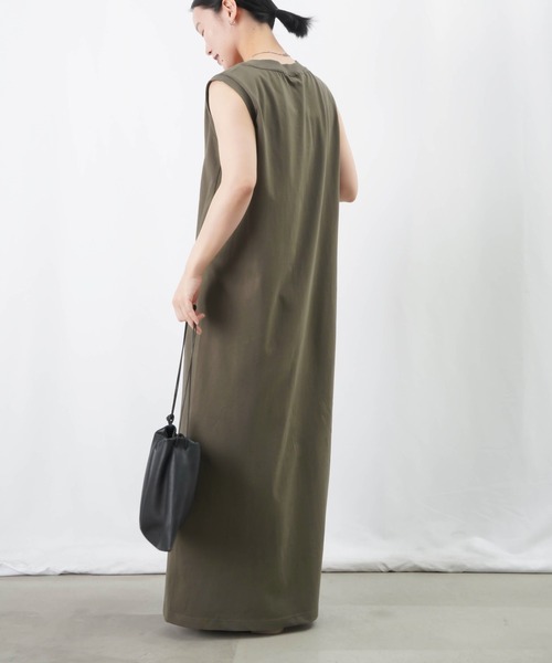LUCA/LADY LUCK LUCA（ルカ/レディラックルカ）の「LC/LLL スリットノースリーブカットワンピース / ノースリカットマキシワンピース（ワンピース・レディース・ブルー/カーキ/ブラック/ライトグレー・FREE）」の20枚目の写真