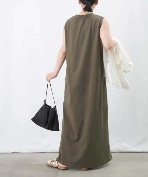 LUCA/LADY LUCK LUCA（ルカ/レディラックルカ）の「LC/LLL スリットノースリーブカットワンピース / ノースリカットマキシワンピース（ワンピース・レディース・ブルー/カーキ/ブラック/ライトグレー・FREE）」の19枚目の写真