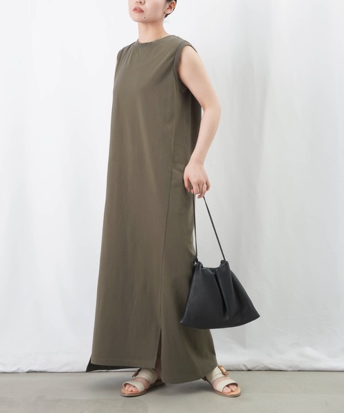 LUCA/LADY LUCK LUCA（ルカ/レディラックルカ）の「LC/LLL スリットノースリーブカットワンピース / ノースリカットマキシワンピース（ワンピース・レディース・ブルー/カーキ/ブラック/ライトグレー・FREE）」の18枚目の写真