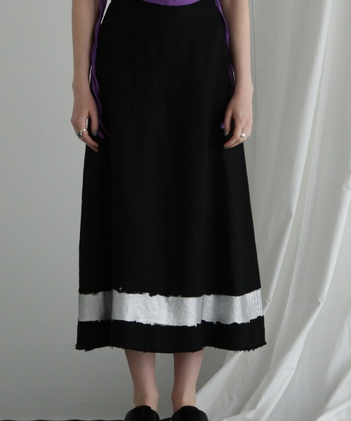 mici（ミチ）の「(mici)ラインペイントリネンスカート（スカート・レディース・ブラック/ベージュ・SMALL/MEDIUM）」の4枚目の写真
