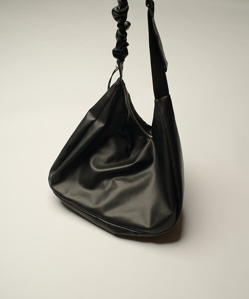 Lui's（ルイス）の「【Neucon/ニューコン】シンセティックレザーシャーリングショルダーバッグ（ショルダーバッグ・メンズ・ブラック/チャコールグレー・FREE）」の16枚目の写真