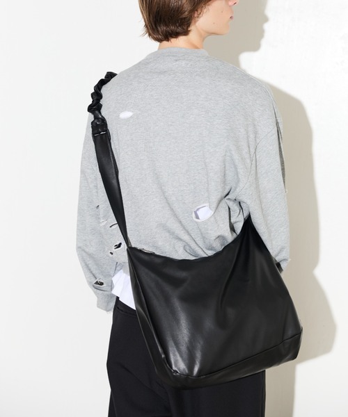 Lui's（ルイス）の「【Neucon/ニューコン】シンセティックレザーシャーリングショルダーバッグ（ショルダーバッグ・メンズ・ブラック/チャコールグレー・FREE）」の3枚目の写真