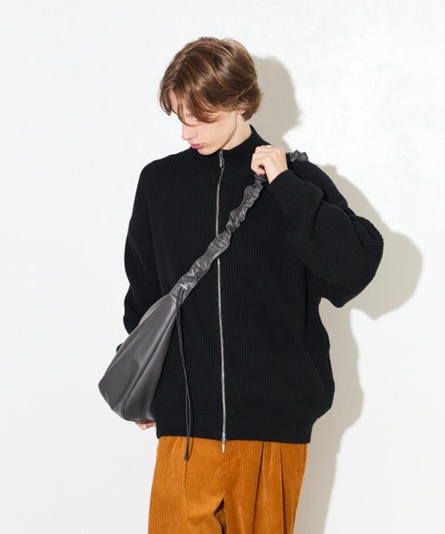 Lui's（ルイス）の「【Neucon/ニューコン】シンセティックレザーシャーリングショルダーバッグ（ショルダーバッグ・メンズ・ブラック/チャコールグレー・FREE）」の9枚目の写真