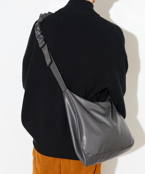 Lui's（ルイス）の「【Neucon/ニューコン】シンセティックレザーシャーリングショルダーバッグ（ショルダーバッグ・メンズ・ブラック/チャコールグレー・FREE）」の7枚目の写真