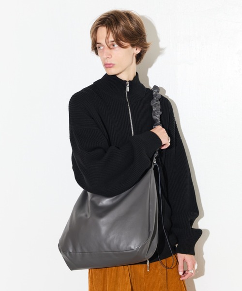 Lui's（ルイス）の「【Neucon/ニューコン】シンセティックレザーシャーリングショルダーバッグ（ショルダーバッグ・メンズ・ブラック/チャコールグレー・FREE）」の8枚目の写真