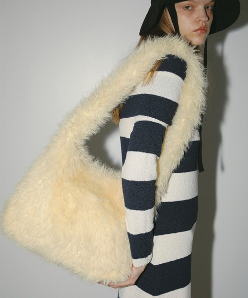 EFOLE（エフォル）の「Fakefur volume onehandle shoulder bag/フェイクファー ボリューム ワンハンドル ショルダー バッグ（ショルダーバッグ・レディース・オフホワイト/ブラウン/イエロー・FREE）」の11枚目の写真