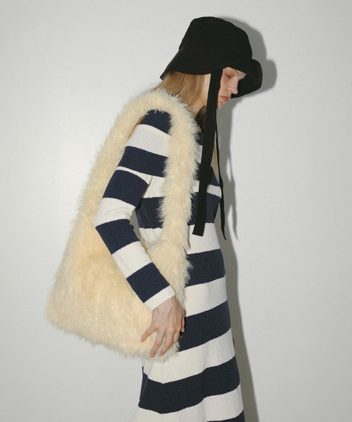 EFOLE（エフォル）の「Fakefur volume onehandle shoulder bag/フェイクファー ボリューム ワンハンドル ショルダー バッグ（ショルダーバッグ・レディース・オフホワイト/ブラウン/イエロー・FREE）」の12枚目の写真