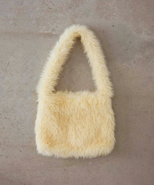 EFOLE（エフォル）の「Fakefur volume onehandle shoulder bag/フェイクファー ボリューム ワンハンドル ショルダー バッグ（ショルダーバッグ・レディース・オフホワイト/ブラウン/イエロー・FREE）」の14枚目の写真