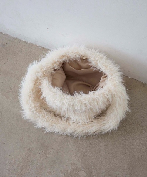 EFOLE（エフォル）の「Fakefur volume onehandle shoulder bag/フェイクファー ボリューム ワンハンドル ショルダー バッグ（ショルダーバッグ・レディース・オフホワイト/ブラウン/イエロー・FREE）」の6枚目の写真