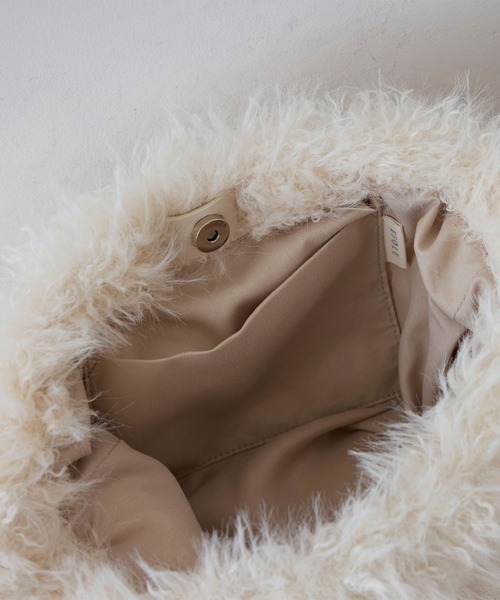 EFOLE（エフォル）の「Fakefur volume onehandle shoulder bag/フェイクファー ボリューム ワンハンドル ショルダー バッグ（ショルダーバッグ・レディース・オフホワイト/ブラウン/イエロー・FREE）」の7枚目の写真