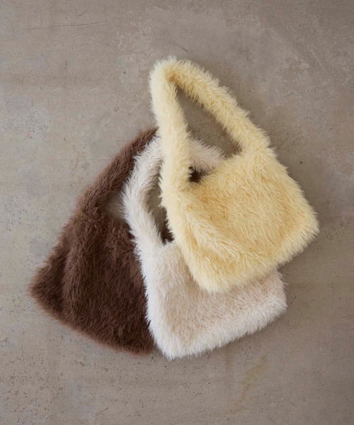 EFOLE（エフォル）の「Fakefur volume onehandle shoulder bag/フェイクファー ボリューム ワンハンドル ショルダー バッグ（ショルダーバッグ・レディース・オフホワイト/ブラウン/イエロー・FREE）」の8枚目の写真