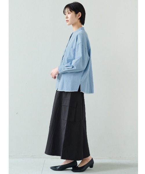 IEDIT（イディット）の「ＩＥＤＩＴ　パール調ボタンをきかせた　スタンドカラーシャツ（シャツ/ブラウス・レディース・ブルー/ブラウン/ライトブルー/グレー・MEDIUM/LARGE/X-LARGE/XX-LARGE/SMALL/XXX-LARGE）」の6枚目の写真