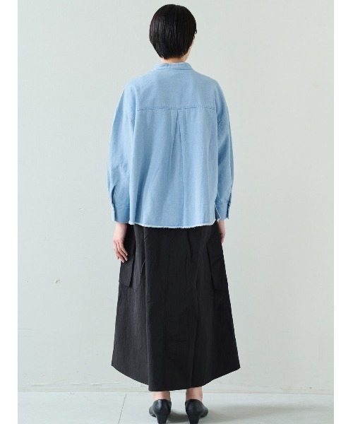 IEDIT（イディット）の「ＩＥＤＩＴ　パール調ボタンをきかせた　スタンドカラーシャツ（シャツ/ブラウス・レディース・ブルー/ブラウン/ライトブルー/グレー・MEDIUM/LARGE/X-LARGE/XX-LARGE/SMALL/XXX-LARGE）」の7枚目の写真