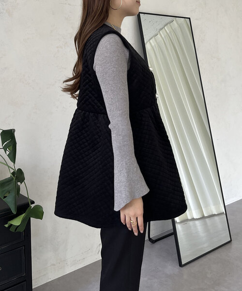 prose verse(プロズヴェール)の「パールボタンキルティングベロアジレ(ベスト・レディース・ブラック・LARGE/MEDIUM)」の2枚目の写真