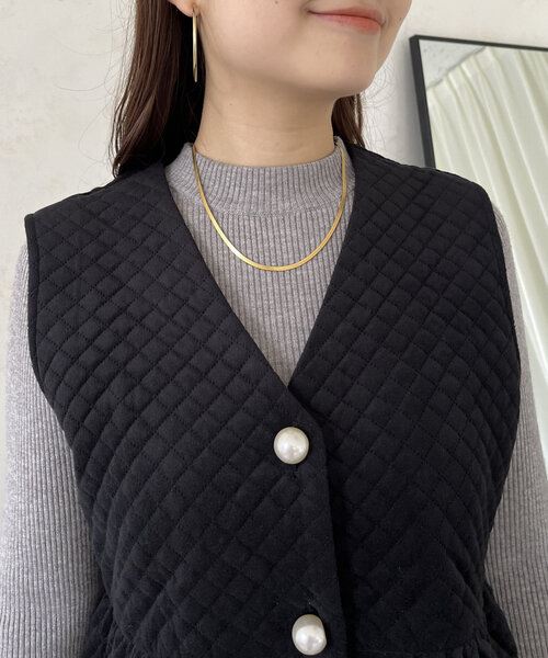 prose verse(プロズヴェール)の「パールボタンキルティングベロアジレ(ベスト・レディース・ブラック・LARGE/MEDIUM)」の4枚目の写真