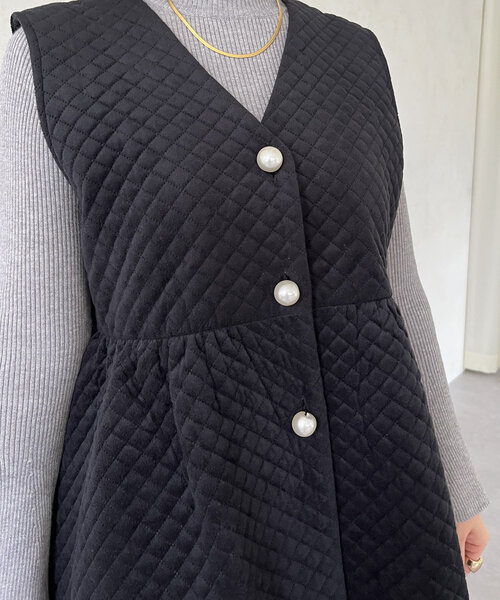prose verse(プロズヴェール)の「パールボタンキルティングベロアジレ(ベスト・レディース・ブラック・LARGE/MEDIUM)」の5枚目の写真
