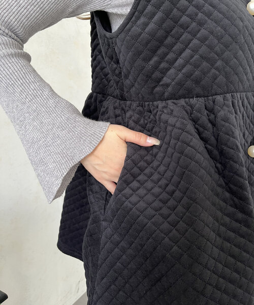 prose verse(プロズヴェール)の「パールボタンキルティングベロアジレ(ベスト・レディース・ブラック・LARGE/MEDIUM)」の6枚目の写真