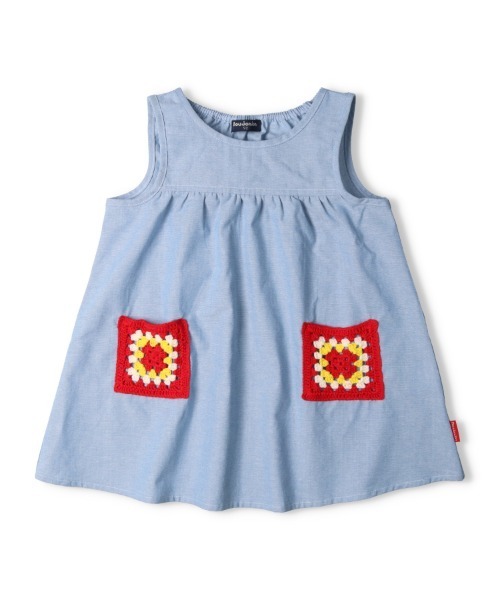 Moujonjon（ムージョンジョン）の「かぎ針ポケットジャンパースカート（ジャンパースカート・キッズ・ブルー・90/100/110/120/130/140）」の2枚目の写真