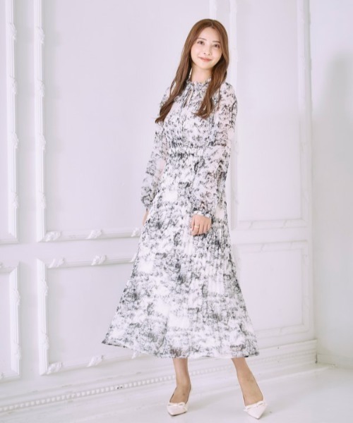 Meline M（メリンエム）の「Pleat printed one piece プリーツプリント ワンピース（ワンピース・レディース・グレイッシュベージュ/ブラック・FREE）」の3枚目の写真