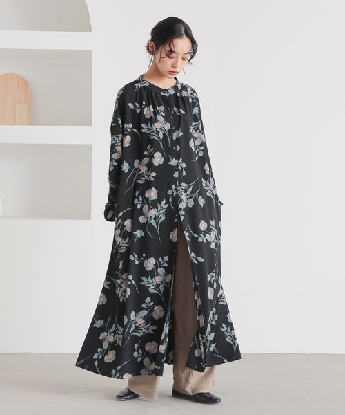 n'OrLABEL(ノアールレーベル)の「『花柄ボリュームスリーブワンピース』(ワンピース・レディース・ブラック/ネイビー/ブルー・FREE)」の8枚目の写真