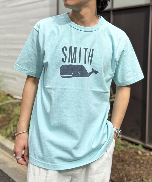 BARNS OUTFITTERS(バーンズアウトフィッターズ)の「【BARNS OUTFITTERS】別注タフネックT SMITH 25SS(Tシャツ/カットソー・メンズ・ホワイト/キナリ/ブルー/ピンク・S/M/L)」の1枚目の写真