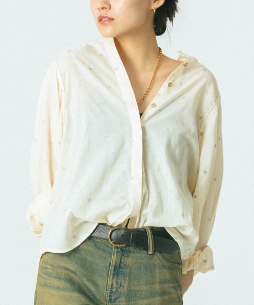 ROSE BUD（ローズバッド）の「(GENE HEAVENS)STAR EMBROIDERY SHIRT（シャツ/ブラウス・レディース・ブラック/ホワイト・ONE SIZE）」の2枚目の写真