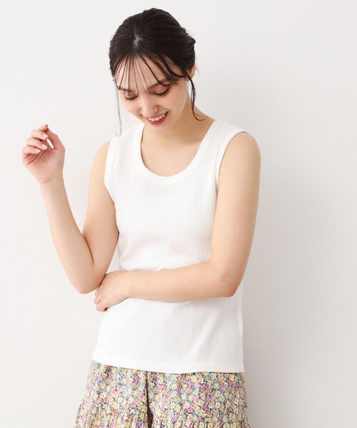 LAURA ASHLEY(ローラアシュレイ)の「【洗える/ストレッチ】アイレット ベーシックタンクトップ(タンクトップ・レディース・オフホワイト/ブラック/ベージュ・38/40)」の2枚目の写真