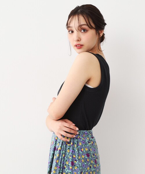 LAURA ASHLEY(ローラアシュレイ)の「【洗える/ストレッチ】アイレット ベーシックタンクトップ(タンクトップ・レディース・オフホワイト/ブラック/ベージュ・38/40)」の1枚目の写真