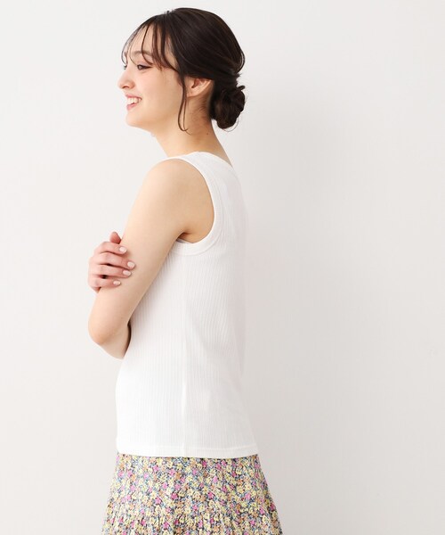LAURA ASHLEY(ローラアシュレイ)の「【洗える/ストレッチ】アイレット ベーシックタンクトップ(タンクトップ・レディース・オフホワイト/ブラック/ベージュ・38/40)」の21枚目の写真