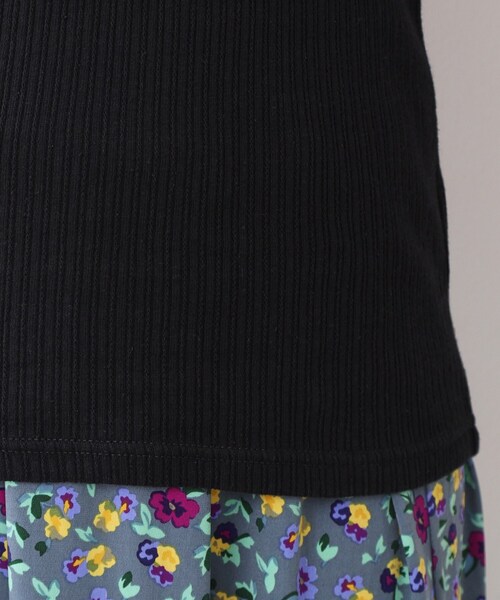 LAURA ASHLEY(ローラアシュレイ)の「【洗える/ストレッチ】アイレット ベーシックタンクトップ(タンクトップ・レディース・オフホワイト/ブラック/ベージュ・38/40)」の4枚目の写真