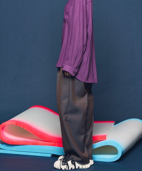 MAISON SPECIAL（メゾンスペシャル）の「《UNISEX》4 Colors Chambray Washable Wool Prime-Wide One Tuck Wide Pants/4色シャンブレーウォッシャブルウールプライムワイドワンタックワイドパンツ【MAISON SPECIAL/メゾンスペシャル】（スラックス・メンズ・ライトブルー/チャコールグレー/ブルー/ブラック/グレー/ダークブラック/サックスブルー・2/1/0）」の9枚目の写真