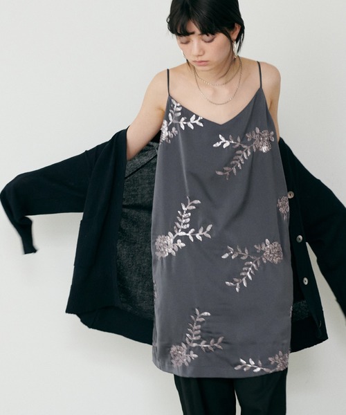 LARUTA（ラルータ）の「【LARUTA】フラワースパンコール刺繍チュニックワンピース（キャミソール・レディース・カーキ/チャコールグレー/ベージュ・FREE）」の2枚目の写真