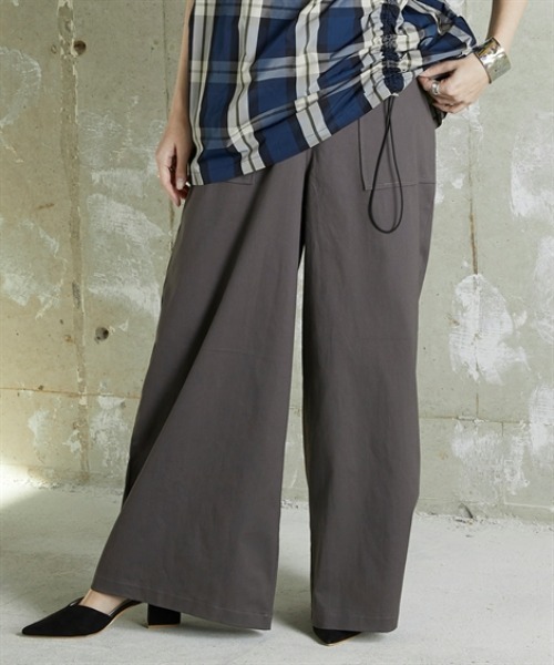 Soiunique（スワユニーク）の「BIGポケットベイカーワイドパンツ ［Soiunique］（その他パンツ・レディース・チャコール/イエロー/カーキ・M/L/LL）」の2枚目の写真