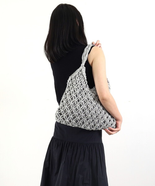 COOCO（クーコ）の「ラメ糸太編トライアングル型トートバッグ／Ａ４対応（かごバッグ・レディース・ゴールド/シルバー/ブラック・FREE）」の5枚目の写真