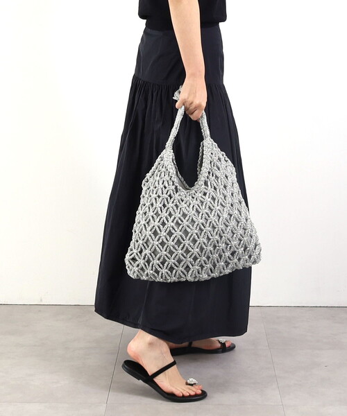 COOCO（クーコ）の「ラメ糸太編トライアングル型トートバッグ／Ａ４対応（かごバッグ・レディース・ゴールド/シルバー/ブラック・FREE）」の4枚目の写真