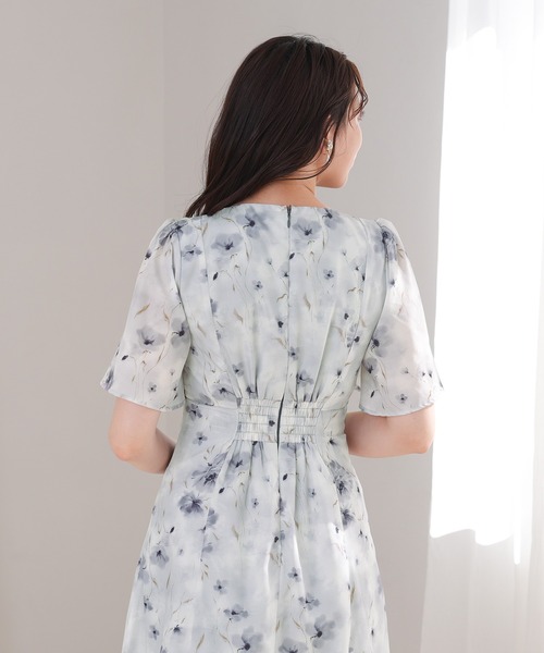 ASTORIA ODIER（アストリアオディール）の「にじみ花柄配色ワンピース（ワンピース・レディース・ライトグレー/ホワイト・MEDIUM）」の9枚目の写真