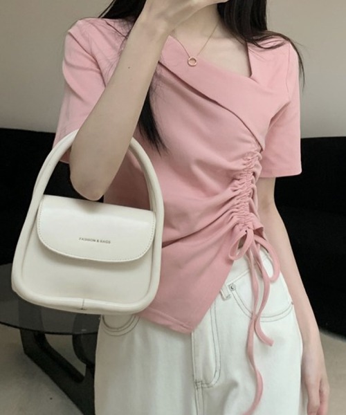 2ly2(トゥーリートゥー)の「着るだけでこなれ感◎アシメギャザーTシャツ(Tシャツ/カットソー・レディース・ホワイト/ピンク/ブラック・FREE)」の1枚目の写真