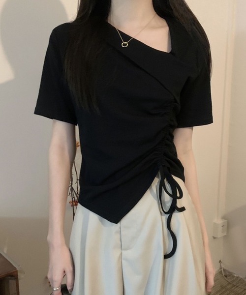2ly2(トゥーリートゥー)の「着るだけでこなれ感◎アシメギャザーTシャツ(Tシャツ/カットソー・レディース・ホワイト/ピンク/ブラック・FREE)」の3枚目の写真