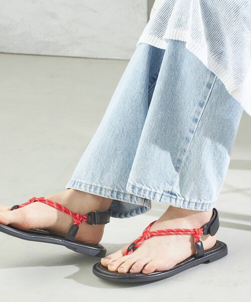 REMME（レメ）の「REMME:コード フリップ フロップ サンダル（サンダル・レディース・ブラウン/レッド・38/36/37）」の2枚目の写真