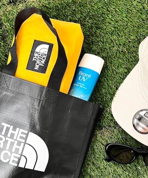 THE NORTH FACE(ザノースフェイス)の「THE NORTH FACE(ザ・ノースフェイス)/SHOPPER BAG XS/ショッパーバッグ XS(エコバッグ/サブバッグ・レディース・ホワイト/ブラック・FREE)」の9枚目の写真