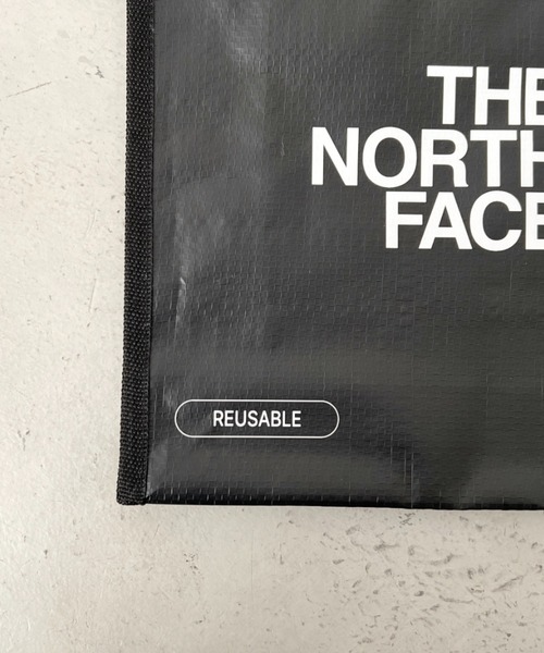 THE NORTH FACE(ザノースフェイス)の「THE NORTH FACE(ザ・ノースフェイス)/SHOPPER BAG XS/ショッパーバッグ XS(エコバッグ/サブバッグ・レディース・ホワイト/ブラック・FREE)」の12枚目の写真
