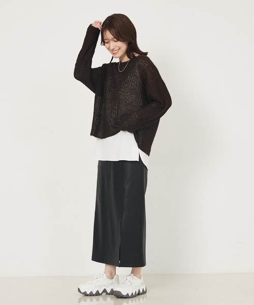 abahouse mavie(アバハウスマヴィ)の「【2WAY】スクエアネックシャツヘムタンク/レイヤードインナー(タンクトップ・レディース・ブラック/チャコールグレー/ホワイト・フリー)」の4枚目の写真