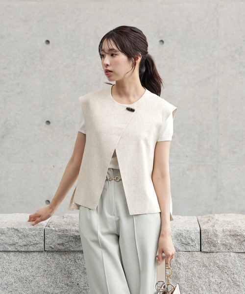 DRESS PLUS（ドレスプラス）の「涼感漂う麻素材のラップ風ベスト（ベスト・レディース・ダークベージュ/チャコール/オートミール・M/S）」の13枚目の写真