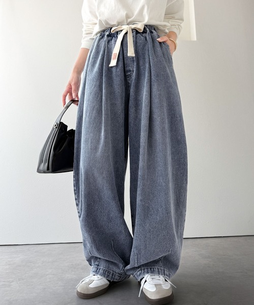 Java(ジャバ)の「《JaVaジャバコラボ》着回し無限!ウエストドロスト付きコクーンデニムイージーパンツ(デニムパンツ・レディース・ブルー/グレー/インディゴブルー/ブラック・MEDIUM/LARGE/X-LARGE/SMALL)」の1枚目の写真